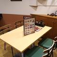カジュアルな雰囲気の店内はリラックスした雰囲気が漂っています。窓からは外の光が差し込み、居心地の良い空間を演出しています。店内の装飾はシンプルでありながら、暖かみのある色合いが印象的です。宴会やお祝いごと、家族との集まりに最適な空間で周囲を気にせずにリラックスして過ごせます。ぜひお越しくださいませ！