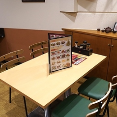 カジュアルな雰囲気の店内はリラックスした雰囲気が漂っています。窓からは外の光が差し込み、居心地の良い空間を演出しています。店内の装飾はシンプルでありながら、暖かみのある色合いが印象的です。宴会やお祝いごと、家族との集まりに最適な空間で周囲を気にせずにリラックスして過ごせます。ぜひお越しくださいませ！