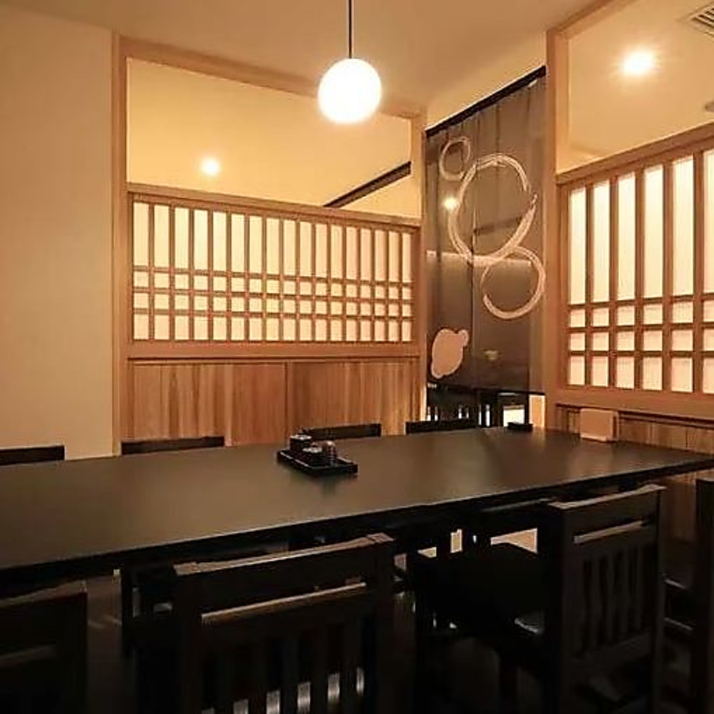 雰囲気の良い半個室のお部屋もございますので、記念日など特別なシーンのお食事にご利用いただけます