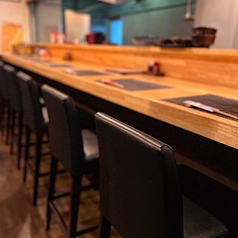 木の温もりと和の趣が調和した落ち着きある空間でお料理を楽しむことができます。カウンター席からは職人の手仕事を間近に楽しめ、温かみのある照明が上質なひとときを演出します。また、その落ち着いた雰囲気から、大人だけの特別な空間を生み出すことができ、記念日やデートの場面でのご利用に最適です。