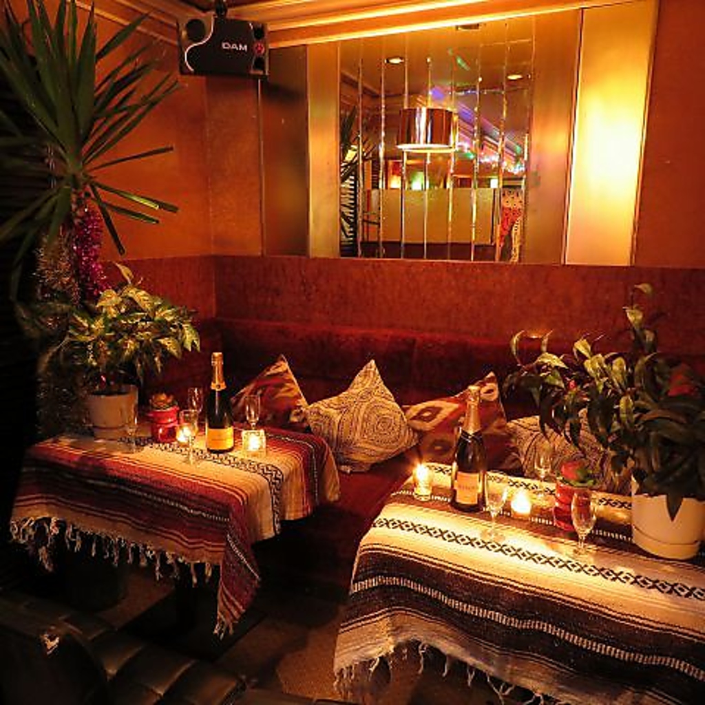 大切な方へのサプライズ演出は、当店にお任せください!誕生日や記念日に特別な時間をお手伝いします