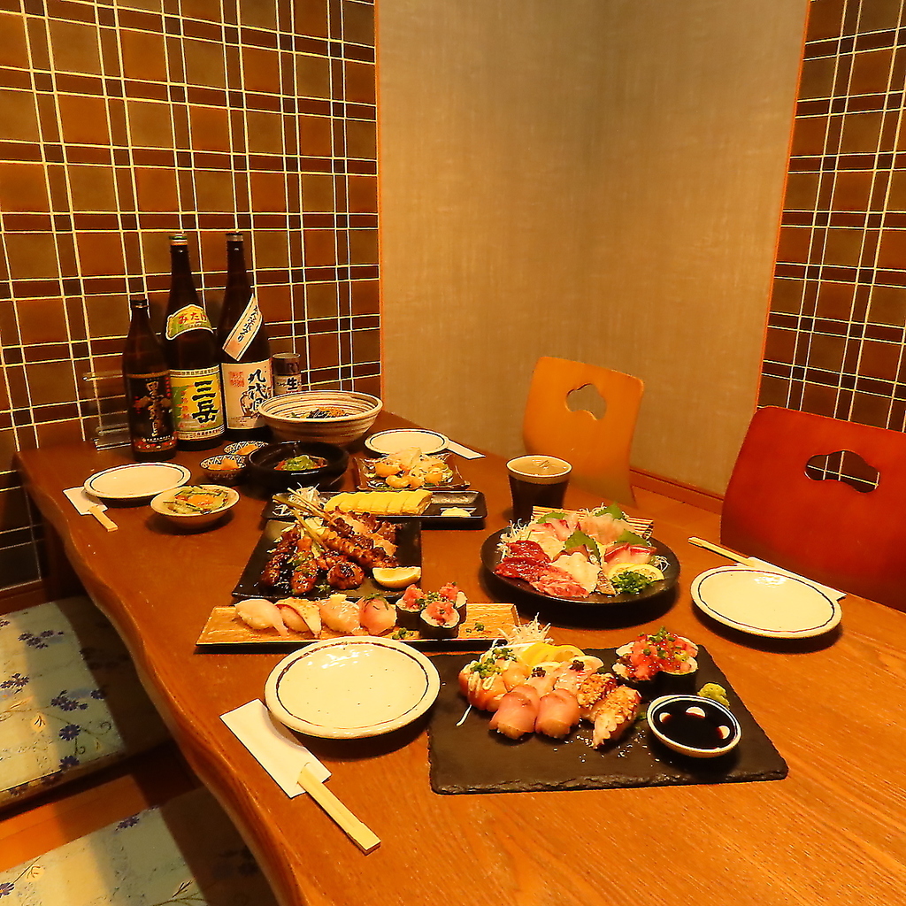 ゆったり個室は4名×3部屋。個室は少人数から、最大40名収容OK