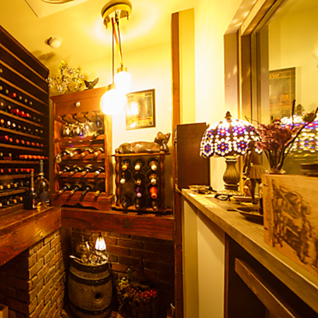 温度管理を徹底したワインセラーには常時60本以上のワインをご用意しております。