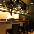 お一人様やデートにピッタリのカウンター席をご用意しております。カウンターのライトの調光もおしゃれに仕上げており、他の焼肉屋にはない雰囲気が出ております。バーにも似た雰囲気があるので、ゆったりとした時間をお過ごしいただけます。