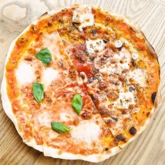 【ハーフ＆ハーフ】マルゲリータ×スカモルツァチーズとハーブ薫るアンチョビのピザ