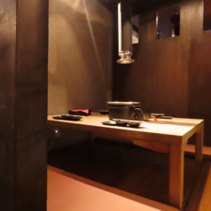 落ち着いた半個室の座敷席で、ゆったりと寛ぎながら焼肉を満喫。家族や仲間との時間を大切にできる快適な空間です。