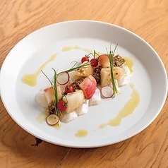 ヒラメの昆布締めと桃の カルパッチョ
