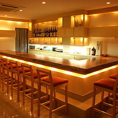 天然無垢木が重厚な雰囲気を演出するカウンター席