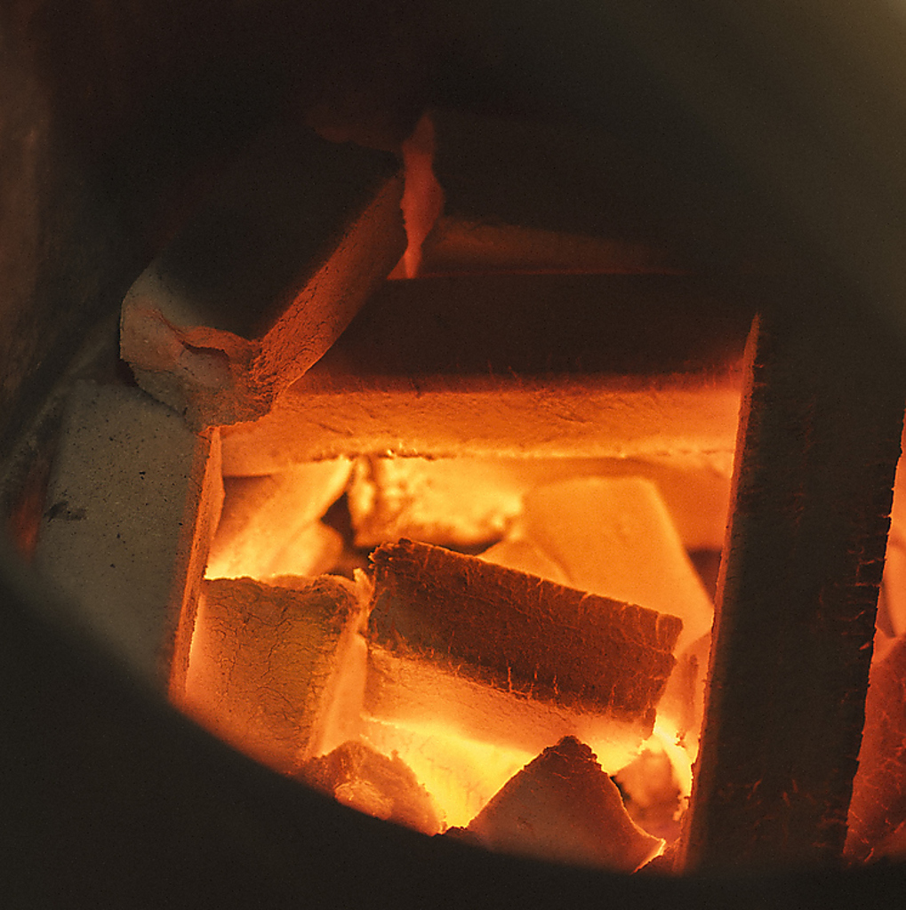 【筑前備長炭】じりじりと旨みを凝縮しながら焼き上げる炭火焼き。