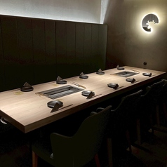 【個室】6名～10名まで収容可能な完全個室。完全個室で周りを気にすることなくお過ごしいただけます。宴会やご家族とのお食事にも◎