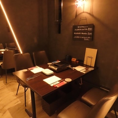 ゆったりとくつろげるテーブル席。女子会やご友人との食事、デートに。