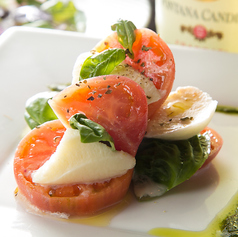 トマトとモッツァレラブッファラのカプレーゼ