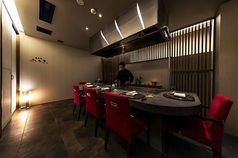 鉄板焼コース専用カウンター。日本料理とフレンチが調和した、モダンで革新的な鉄板焼をお愉しみくださいませ。