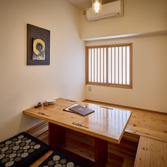 【掘りごたつ席(華)/3名様~5名様】掘りごたつでゆったりとリラックスできる空間をご提供。落ち着いた雰囲気の中で、日々の疲れを癒す飲み会や食事会にぴったりです。ご家族での団らんや、近況を語り合う女子会にぜひご利用ください。