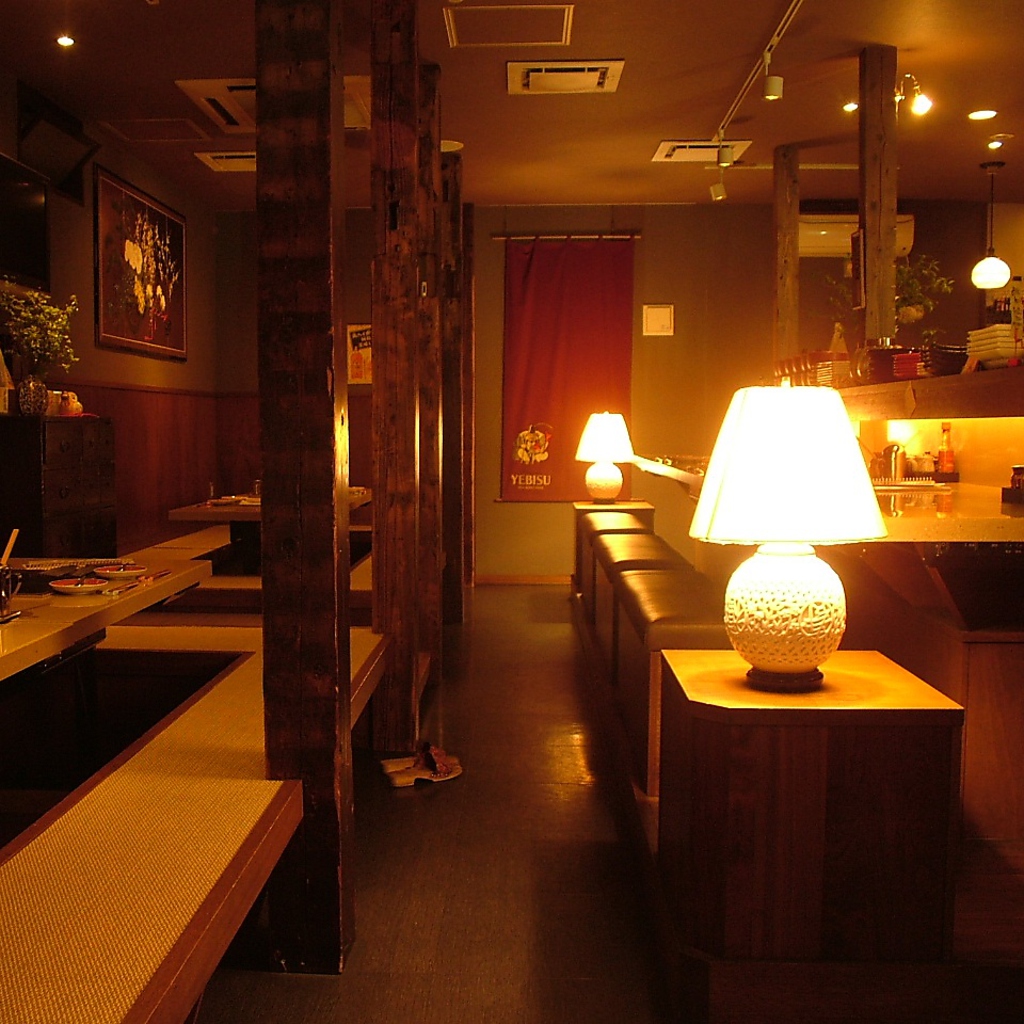 吉祥寺の隠れ家鉄板焼き店。扉を開くとダウンライトの落ち着いた雰囲気の店内が…