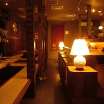吉祥寺の隠れ家鉄板焼き店。扉を開くとダウンライトの落ち着いた雰囲気の店内が…