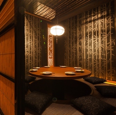 【掘りごたつ】【竹の間】和食店では珍しい円卓の個室!壁に貼られた特注の竹をデザインした和紙と、レトロな照明が何ともいい雰囲気を醸し出しています☆こだわりの和空間は各種ご宴会から接待にぴったりでございます☆様々なご利用シーンに合わせてお席をお選びいただけます♪趣のある空間で最高のお時間をご堪能あれ!