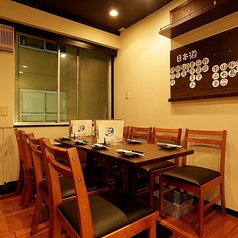 店内お席で喫煙可能！隣のお客様との仕切りをつけたお席をご用意しております。安心して食事をお楽しみください。