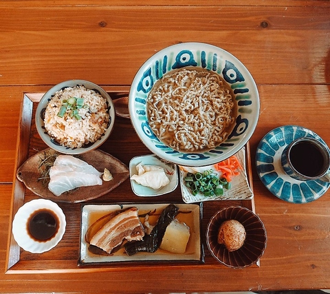 沖縄そばと地魚料理　上原そばの写真