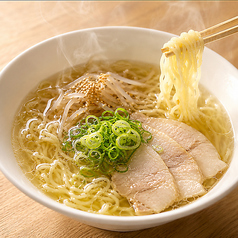 透き通ったスープの旨みが広がる塩ラーメン。飲んだ後の締めにもぴったりの人気メニューです◎の写真