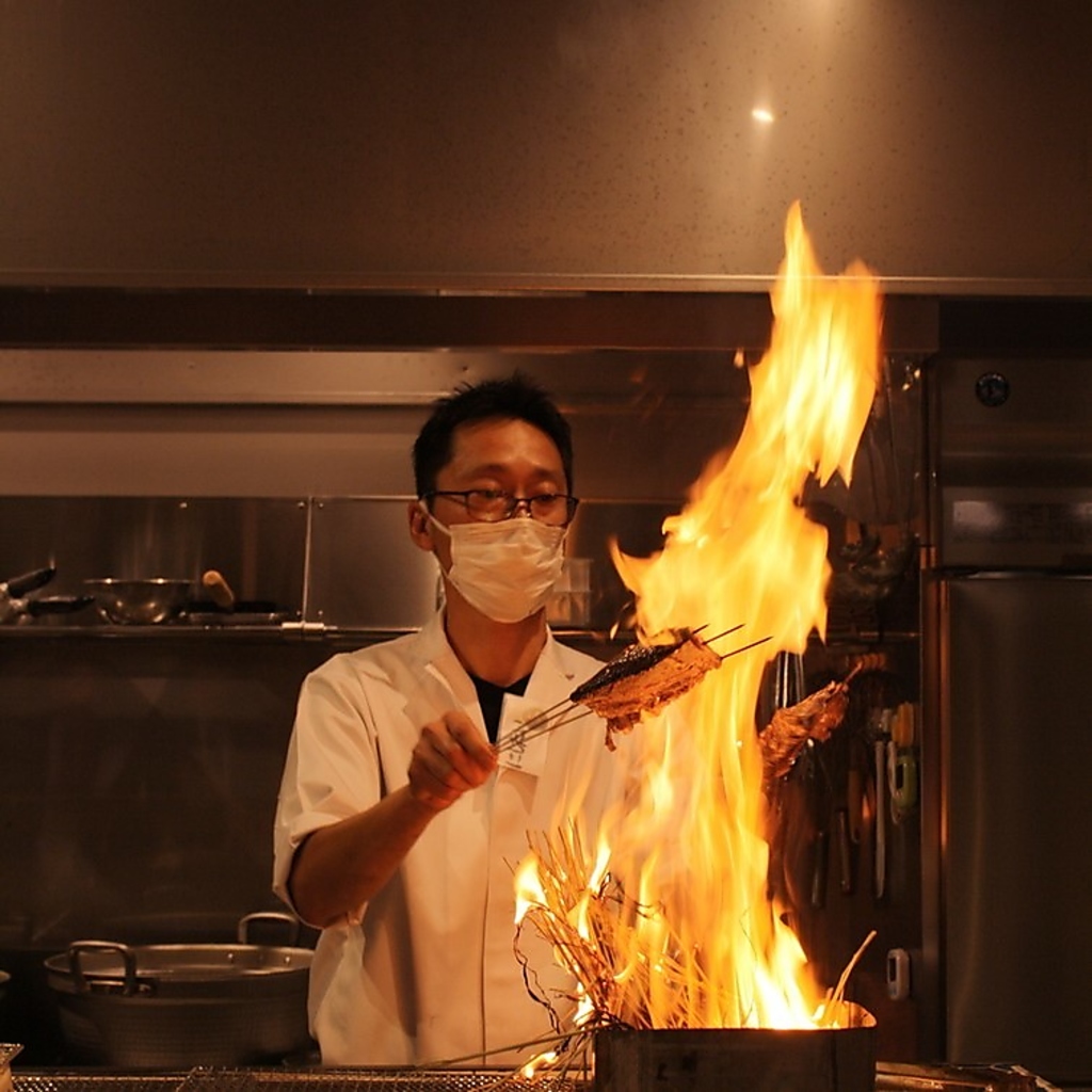 臨場感あふれるカウンター席では、名物の藁焼きを目の前でお楽しみいただけます。