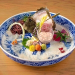 【糸島野北漁港】自社の活魚車で糸島より直接仕入れ。いけすで泳ぐカワハギをご注文後に捌きます。