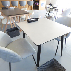 ２名掛けテーブル席を３席ご用意しています。ご家族やご友人、恋人とのお食事など様々な用途でご利用いただけます。落ち着いた雰囲気の店内でゆったりとお過ごしください。