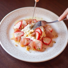 旬のフルーツと生ハムのブッラータ