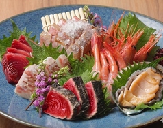5月の豪華お造り6種盛り。おすすめは「活けアワビ」と「活〆カンパチ」の写真