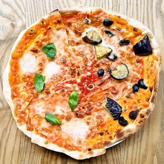 【ハーフ＆ハーフ】マルゲリータ×パルミジャーノレッジャーノチーズと茄子、オリーブのシチリア風ピザ