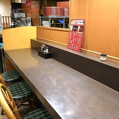 カウンター席は7席分ご用意いたしております。お一人様からでも大歓迎です♪店内は穏やかな照明で落ち着いた印象を与えています。目の前は摺りガラスで仕切りになってますので、人目を気にせず食事を楽しむための快適なスペースとなってます。自分だけの時間を楽しみたい方におすすめします!ぜひ、気軽にお越しください。