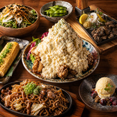職人技が光る厳選炭火焼き鳥に白湯出汁が沁みるだし巻きが続きます。主役はタルタルがそびえ立つ圧倒的ボリュームの「エベレスト」南蛮!旨味溢れる鉄板ホルモン焼きそばで豪快に締め季節の甘味に浸る。驚きの充実度を誇る「3500円コース」はエリア屈指のコスパ最強プランです!財布を気にせず美味い酒を心ゆくまで愉しむ◎
