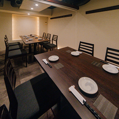 ゆったりとした6名掛けテーブル席は、会食や接待にぴったりの落ち着いた空間。広々としたレイアウトで、周囲を気にせず大切な時間をゆったりとお過ごしいただけます。