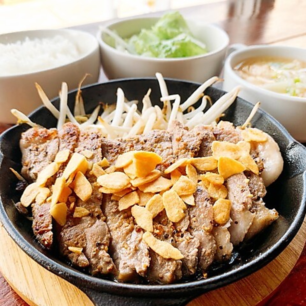 あぐー豚のロースステーキは噛めば噛むほどにあぐー豚の旨みが口いっぱいに広がります。ご賞味あれ！