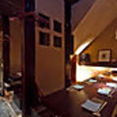 周りの目を気にすることなく食事やお酒が楽しめる半個室のテーブル席です。4～5名様でご利用ください。