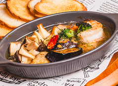 プリプリエビとたっぷり野菜のアヒージョ