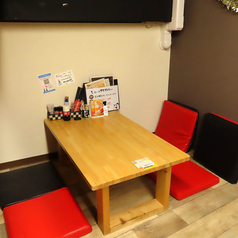 4名様でご利用いただけるお座敷席は、お仲間内の飲み会やママ友同士のお集まりにも大変おすすめ。会話に花を咲かせつつ、美味しい地鶏料理とお好きな飲み物を囲み、気兼ねなく鶏ジローをご堪能いただけます。