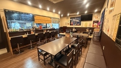 店内にはカウンター席もご用意しています。落ち着いた雰囲気のカウンターで、当店自慢のから揚げやこだわりの一品料理などと共にいただくお酒は最高です♪駅からも近いので買い物帰りやデートの後はもちろん、食事の後の語らいの場面で訪れれば二人の距離もグッと縮まるかも♪おひとり人様でのご利用ももちろん大歓迎です◎