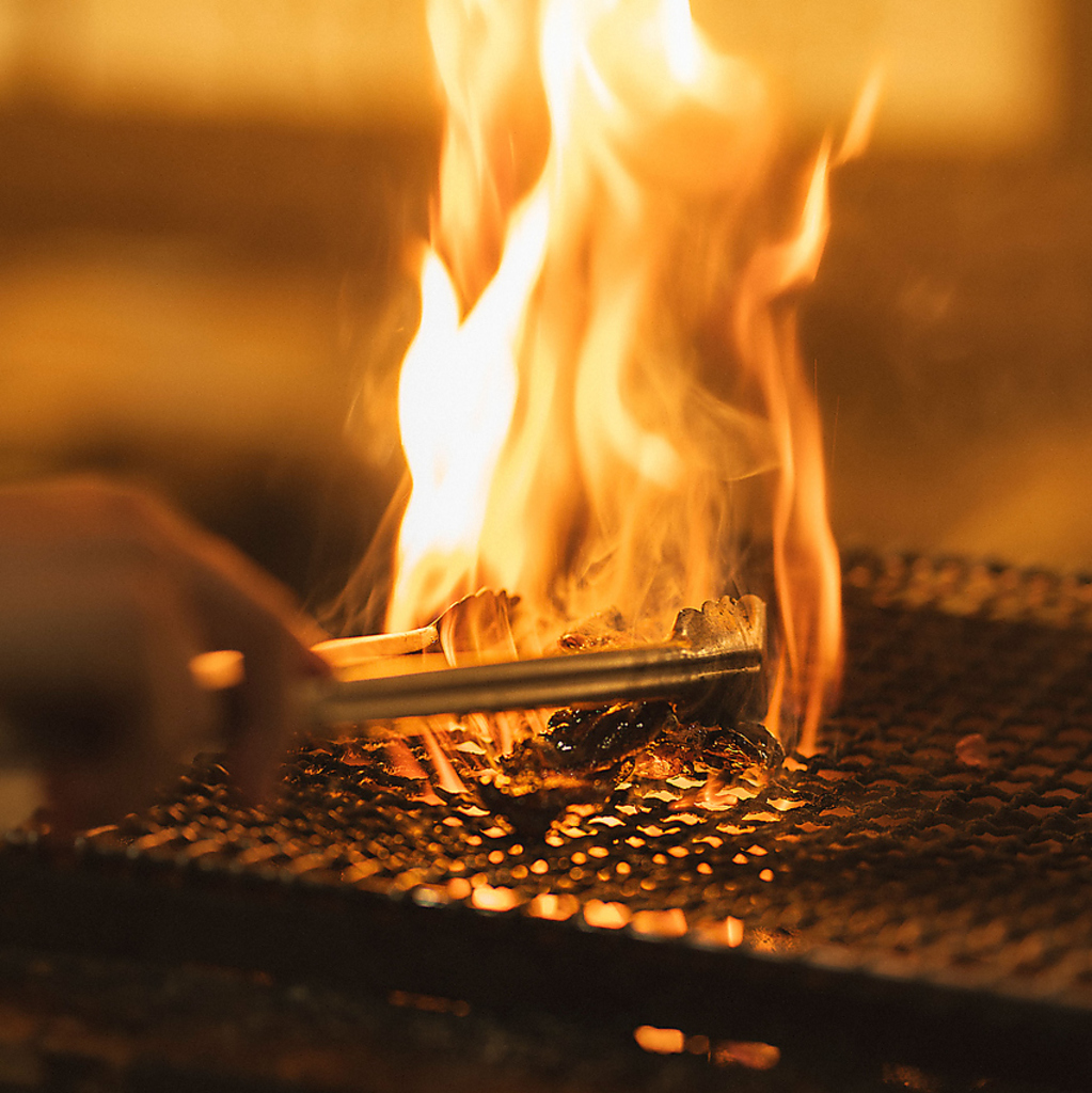 【高火力の薪焼き】福岡でも珍しい薪焼きも。高火力で瞬時に焼き上げ、余分な旨みを逃しません。