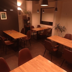 1階席は洗練されたオシャレな内装でロマンティックなデートにもピッタリの雰囲気です☆また1階席を使って最大24名様での貸切利用にも対応。結婚式の二次会など団体利用も大歓迎です。人数や予算はお気軽に店舗までご相談ください。