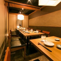 仕事帰りの飲み会や友人との食事に便利なテーブル個室です。清潔感のある空間で、自慢の焼き鳥やおでんを囲みながら賑やかな時間を過ごせます。