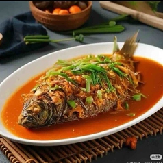 中国風醤油煮魚2匹/ニンニク蒸し背開きエビ 各種