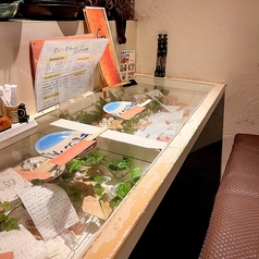 2名掛けベンチシートのカウンター席♪もちろんお一人も大歓迎です！海をモチーフにしたガラス張りのテーブルにはお客様から頂いたメッセージがずらり♪