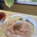 料理メニュー写真&nbsp;桃のコンポレート　バニラジェラートのせ