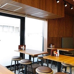 【テーブル席（2～28名様）】グループでの飲み会にぴったりの開放感あふれるテーブル席をご用意。少人数でのご利用はもちろん、テーブルを繋げて中～大人数でのご宴会も可能です。ウッド調のおしゃれなバル空間は女子会にもぴったり。最大28名様までの団体利用もお待ちしております！