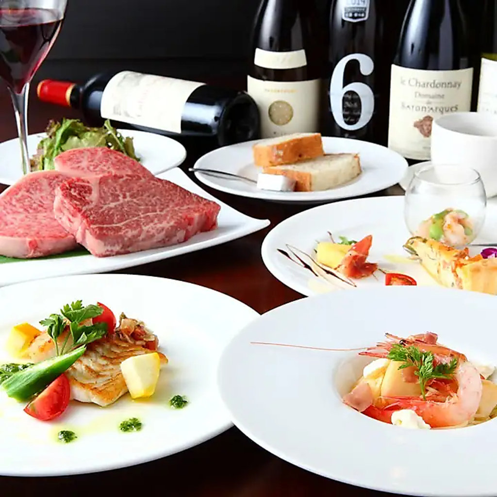 華やかな盛り付けと洗練された味わいが楽しめるコース料理で、特別なひとときを彩る贅沢な体験を