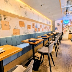 片側がソファーのハイチェア席。気軽さと本場のオシャレな雰囲気を楽しめる若い層に人気のカジュアルハイチェア。