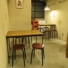 １階に４名掛けテーブルが２脚あります