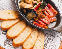 ベーコンと4種きのこのアヒージョ