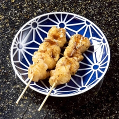 新鮮ホルモンからカッパ等の希少部位まで。部位ごとに最適な火入れで焼き上げる、至高のジューシーな一串の写真